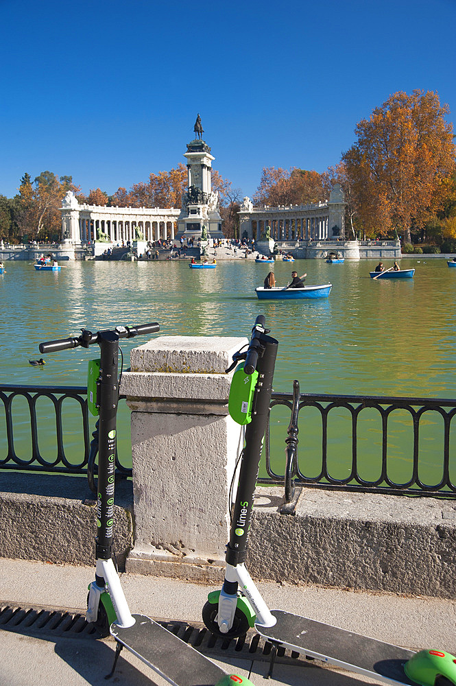 Estanque grande del Retiro, Parco del Buen Retiro, Madrid, Spain, Europe