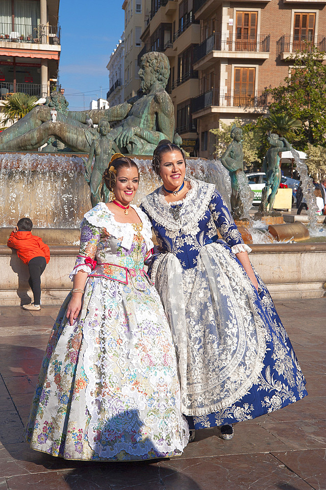 Traditional dress, Plaça de la Virgen, Fountain Rio Turia, Valencia, Spain, Europe