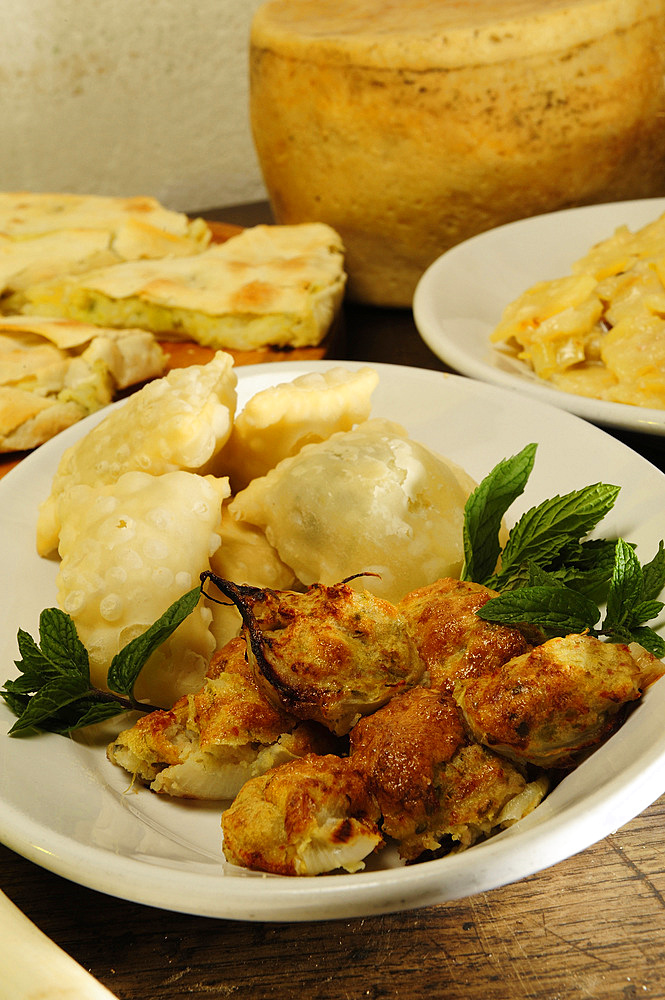 Turle (potato and mint ravioli seasoned with milk cream, garlic or leek) and stuffed onions, typical dishes of the so-called white cuisine of the hinterland of western Liguria; Mendatica; Imperia; Liguria, Italy