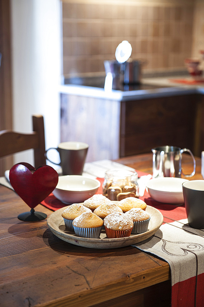 Breakfast with muffins at the bed and breakfast Le Petite Coeur in the hamlet Chez les Gontier, La Salle, Aosta, Italy