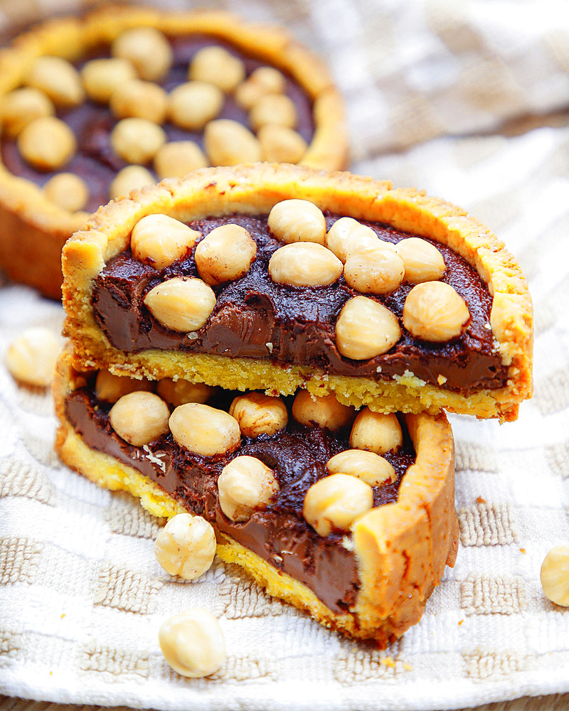 Tartlets with nutella and hazelnuts, Italy, Europe