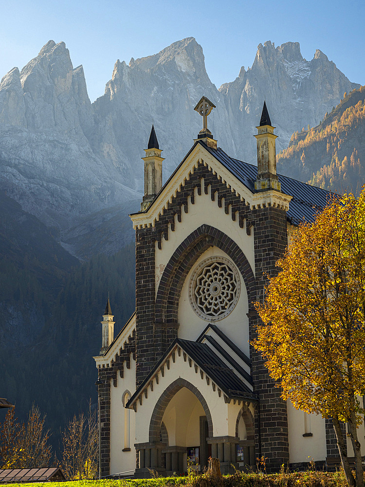 Chiesa di San Sebastiano in Falcade in Val Biois, in the background the Focobon mountain range, Pale di San Martino. Europe, Central Europe, Italy