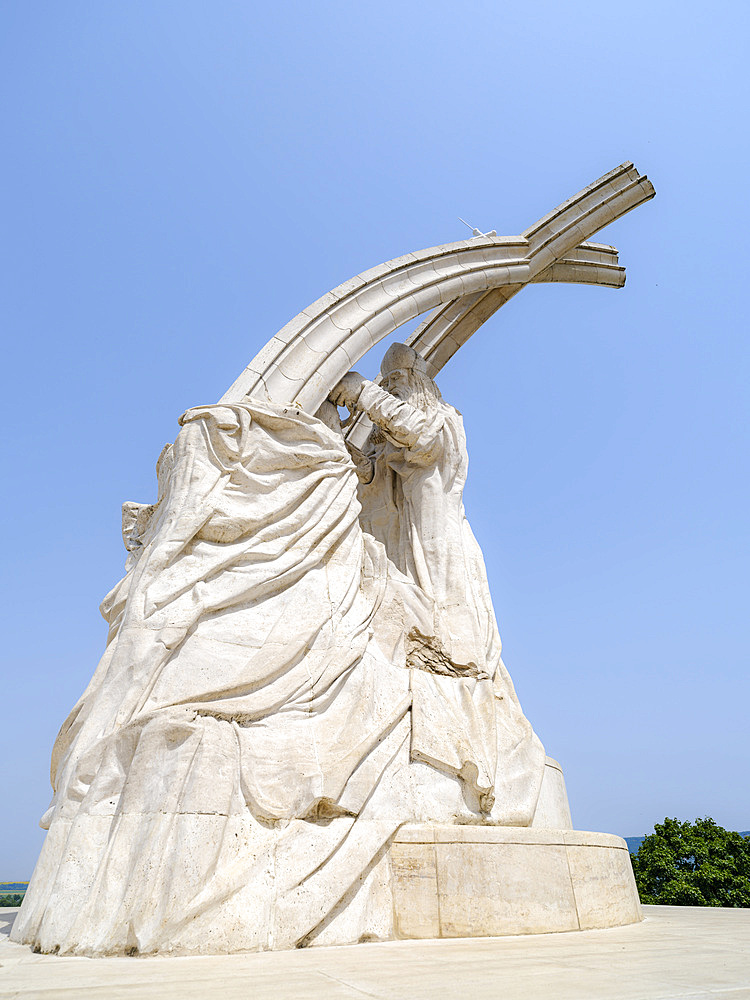 Coronation of Istvan I, the first king of Hungary, by the pope. Monument by Melocco Miklos, located on the castle hill near the Basilica overlooking the Danube. Europe, East Eruope, Hungary