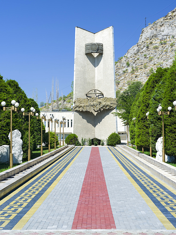 Monument commemorating 10 years of independence, in background mount Suleiman-Too (Sulaimain-Too, Sulayman-Too), a UNESCO World Heritage site. City Osh in the Fergana Valley close to the border to Uzbekistan. Asia, central Asia, Kyrgyzstan