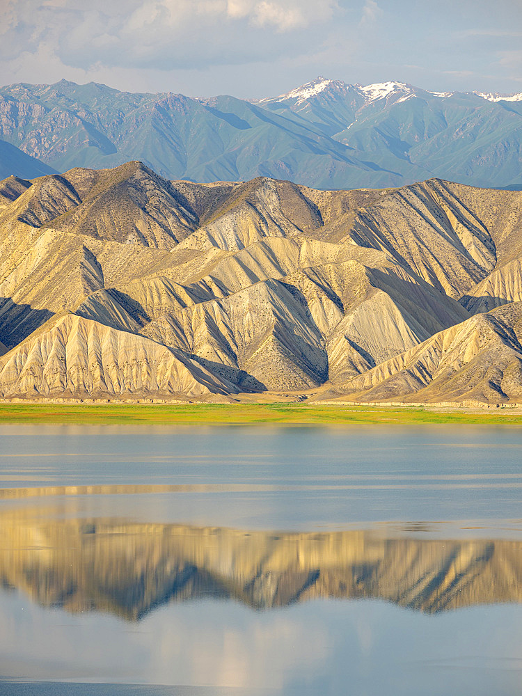 Landscape at Toktogul Reservoir and river Naryn in the Tien Shan or heavenly mountains. Energy is one of the most important export commodities. Asia, Central Asia, Kyrgyzstan