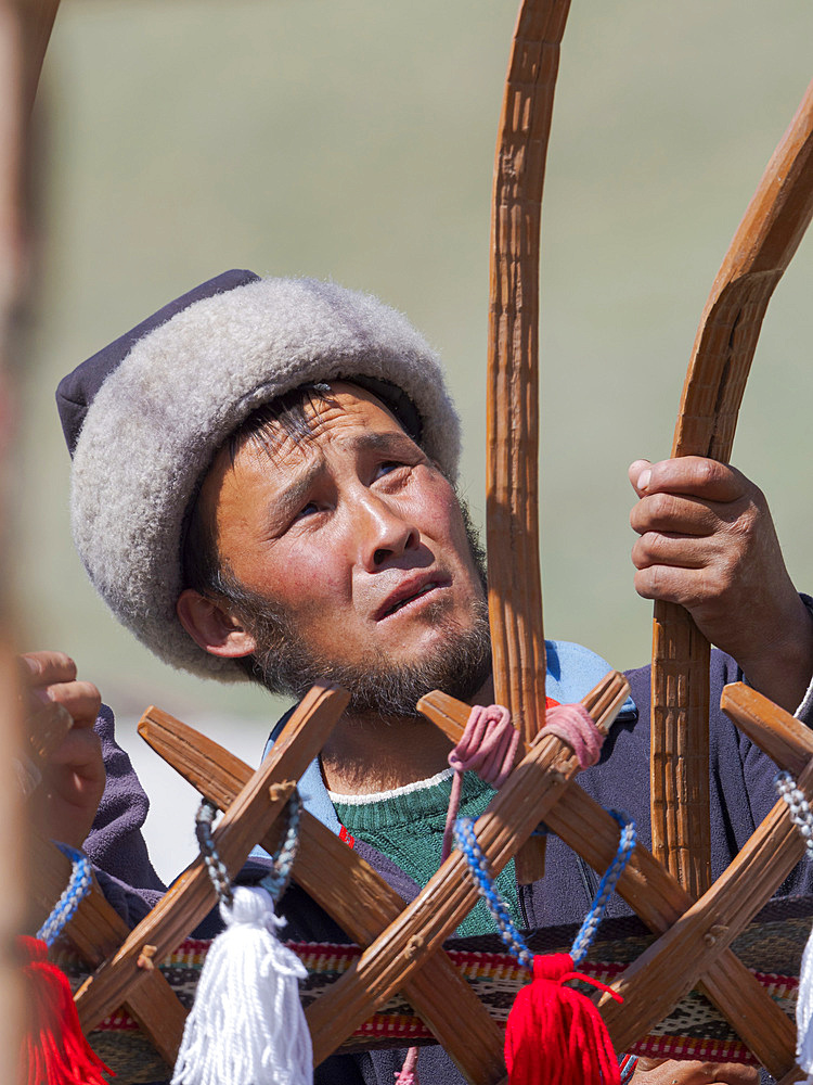 Setting up a traditional Yurt. Folk and Sport festival on the Suusamyr plain commemorating Mr Koshomkul, a sportsman and folk hero of the last century. Asia, central asia, Kyrgyzstan