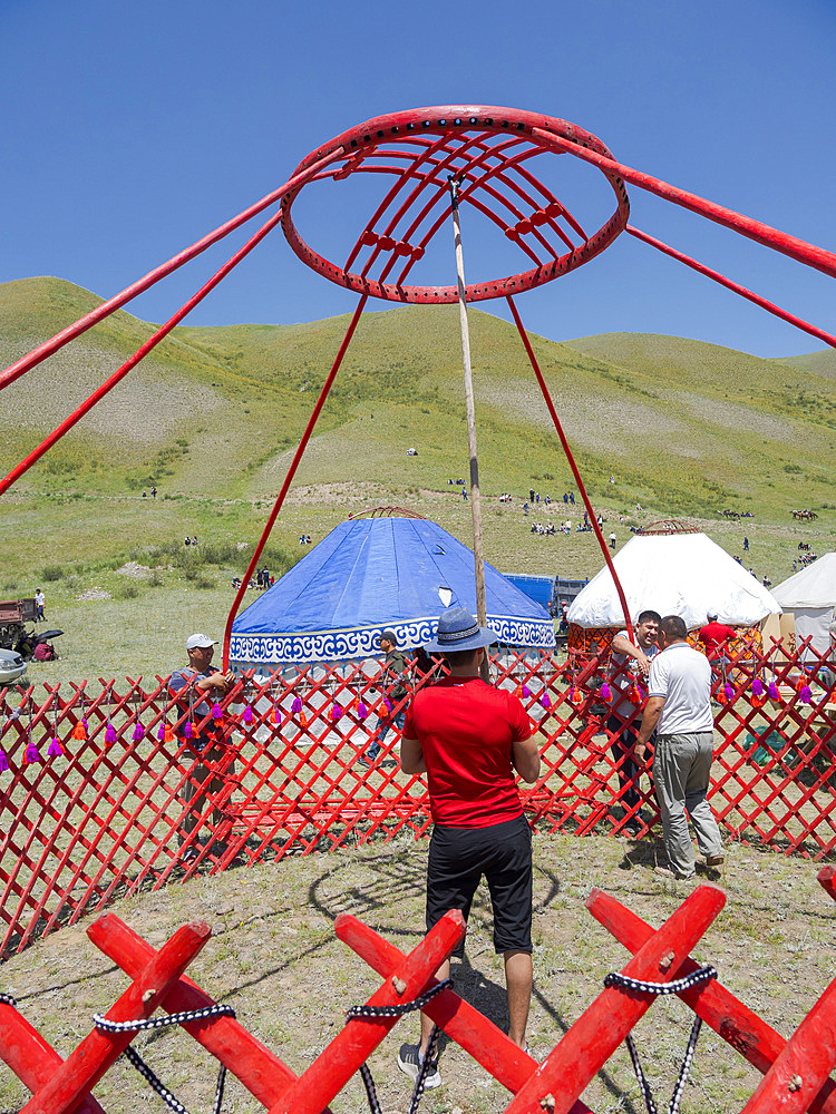 Setting up a traditional Yurt. Folk and Sport festival on the Suusamyr plain commemorating Mr Koshomkul, a sportsman and folk hero of the last century. Asia, central asia, Kyrgyzstan