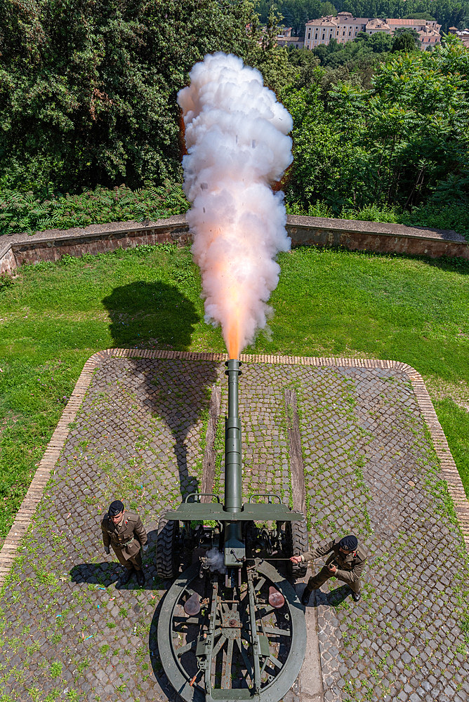 Daily at noon, a cannon fires once from the Gianicolo in the direction of the Tiber as a time signal, Trastevere, Rome, Lazio, Italy, Europe