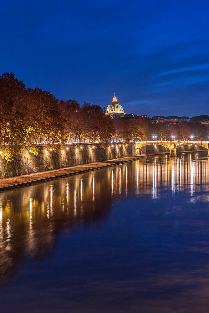 Sunset over Tevere River with Saint Peter Cathedral on the background, Rome, Lazio, Italy, Europa