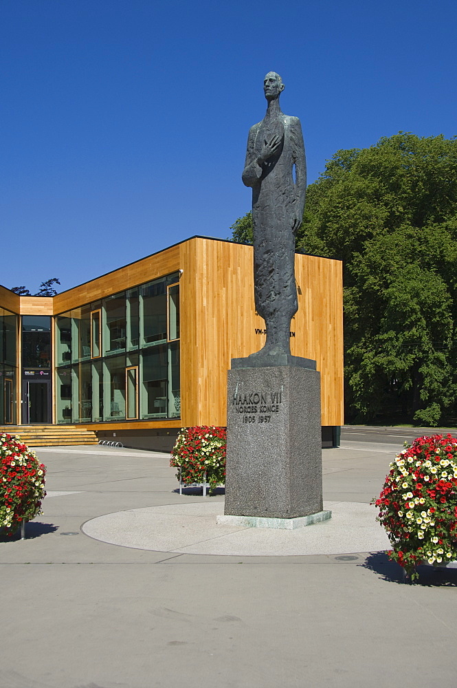 Staue of King Haakon VII, in front of the Holmenkollen building, Oslo, Norway, Scandinavia, Europe