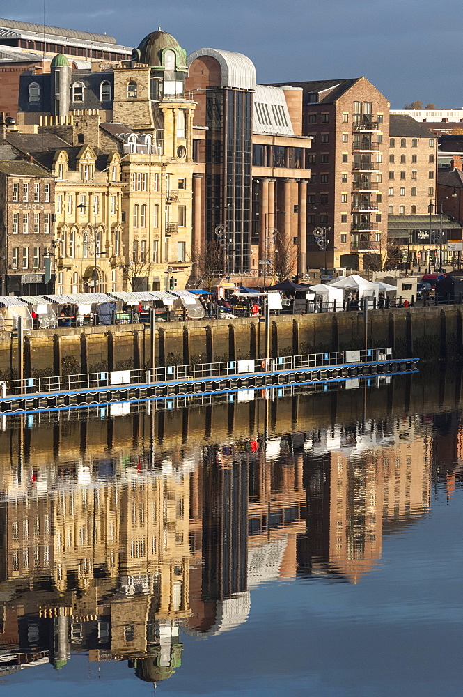 Quayside Sunday Morning Market, Law Court Building behind, River Tyne, Newcastle upon Tyne, Tyne and Wear, England, United Kingdom, Europe