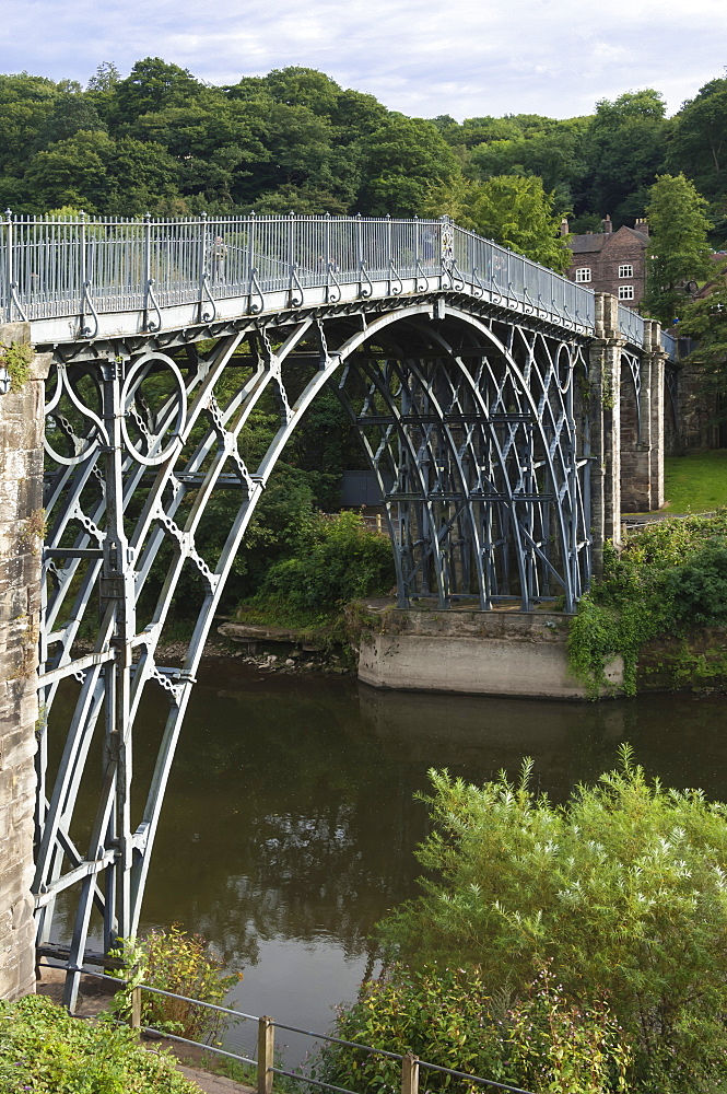 Ironbridge spanning 30m across the River Severn at Ironbridge, designed byThomas Pritchard and built by Abraham Derby, opened in 1789, UNESCO World Heritage Site, Shropshire, England, United Kingdom, Europe