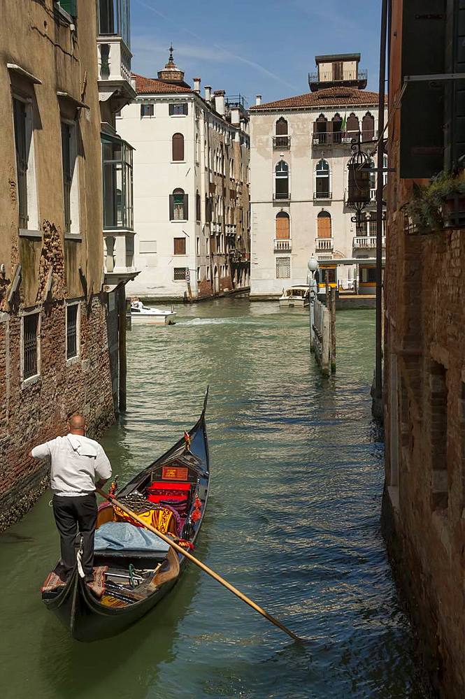 Gondola and gondolier, Side canal, Venice, UNESCO World Heritage Site, Veneto, Italy, Europe