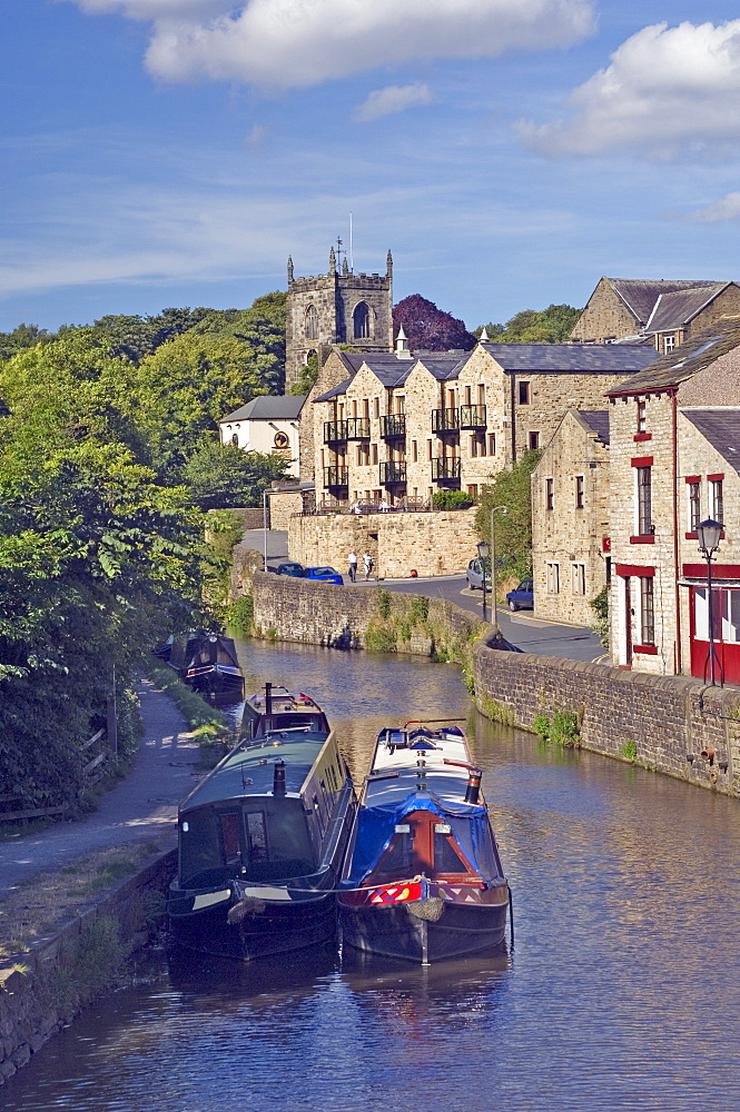 Narrow boats on the Liverpool Leeds canal at Skipton, Yorkshire Dales National Park, Yorkshire, England, United Kingdom, Europe