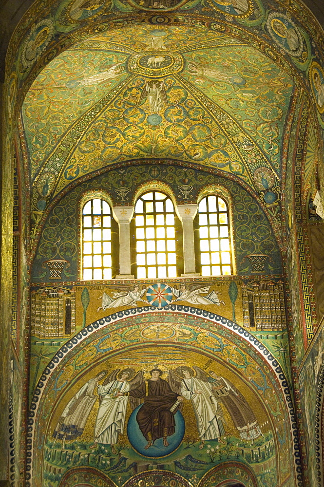 An interior showing extensive mosaic work, 6th century Chiesa di San Vitale, UNESCO World Heritage Site, Ravenna, Emilia-Romagna, Italy, Europe