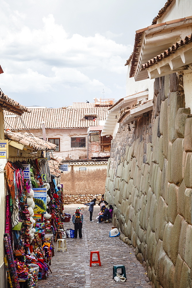 Shops along the the Inca wall at Hathunrumiyoq Street, las piedras del los 12 angulos (Stone of 12 Angles), Cuzco, UNESCO World Heritage Site, Peru, South America 