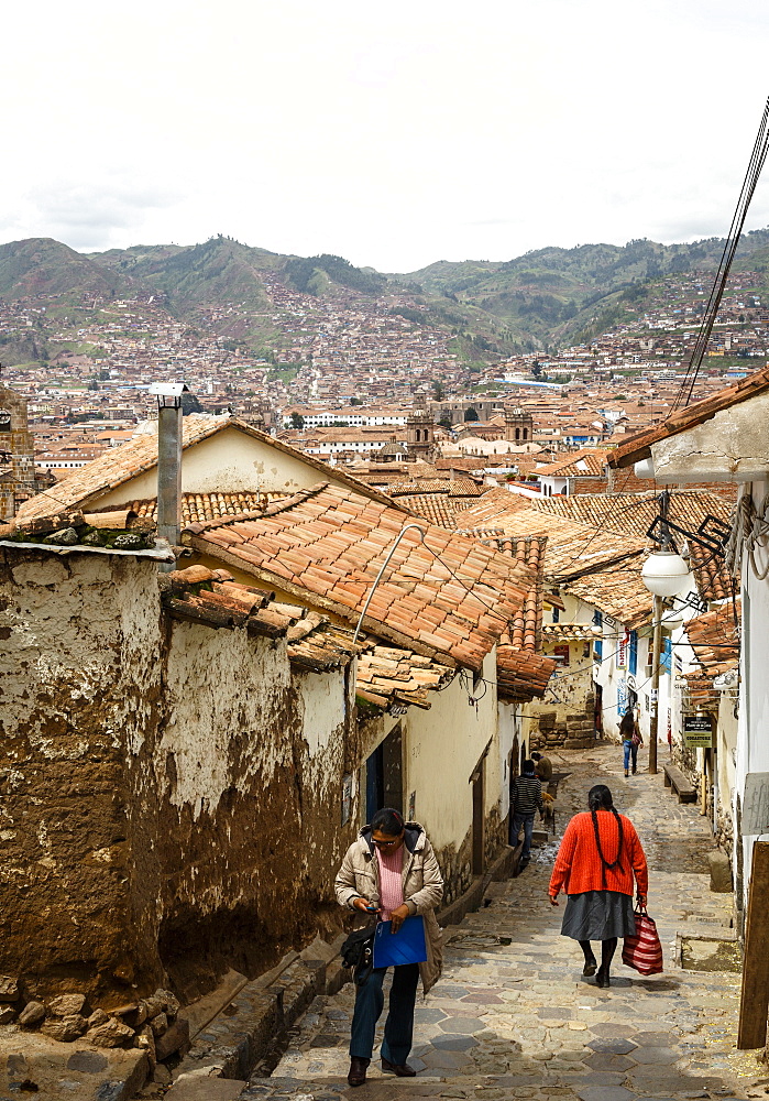 Street scene in San Blas neighbourhood with a view over the rooftops of Cuzco, UNESCO World Heritage Site, Peru, South America 