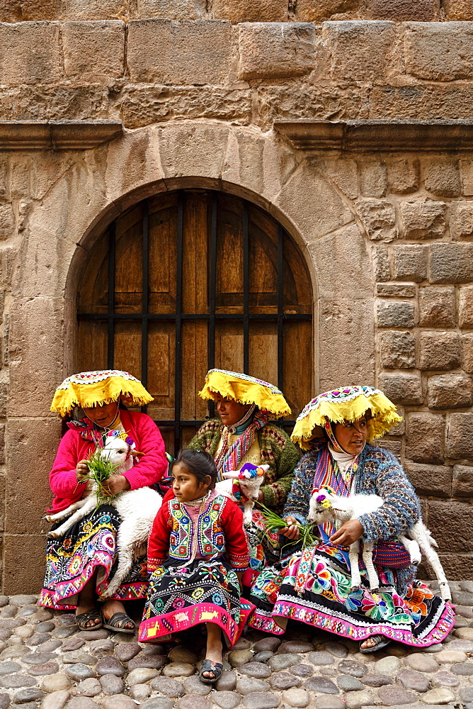 Quechua women in traditional dress at Calle Loreto, Cuzco, Peru, South America