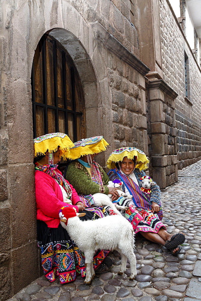 Quechua women in traditional dress at Calle Loreto, Cuzco, Peru, South America