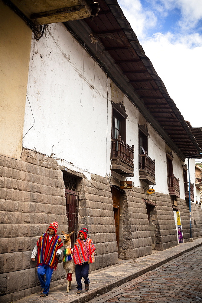 Tupacos wall with its gray andesite blocks on San Agustin street, Cuzco, UNESCO World Heritage Site, Peru, South America