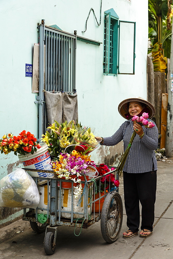 Flower seller, Can Tho, Mekong Delta, Vietnam, Indochina, Southeast Asia, Asia