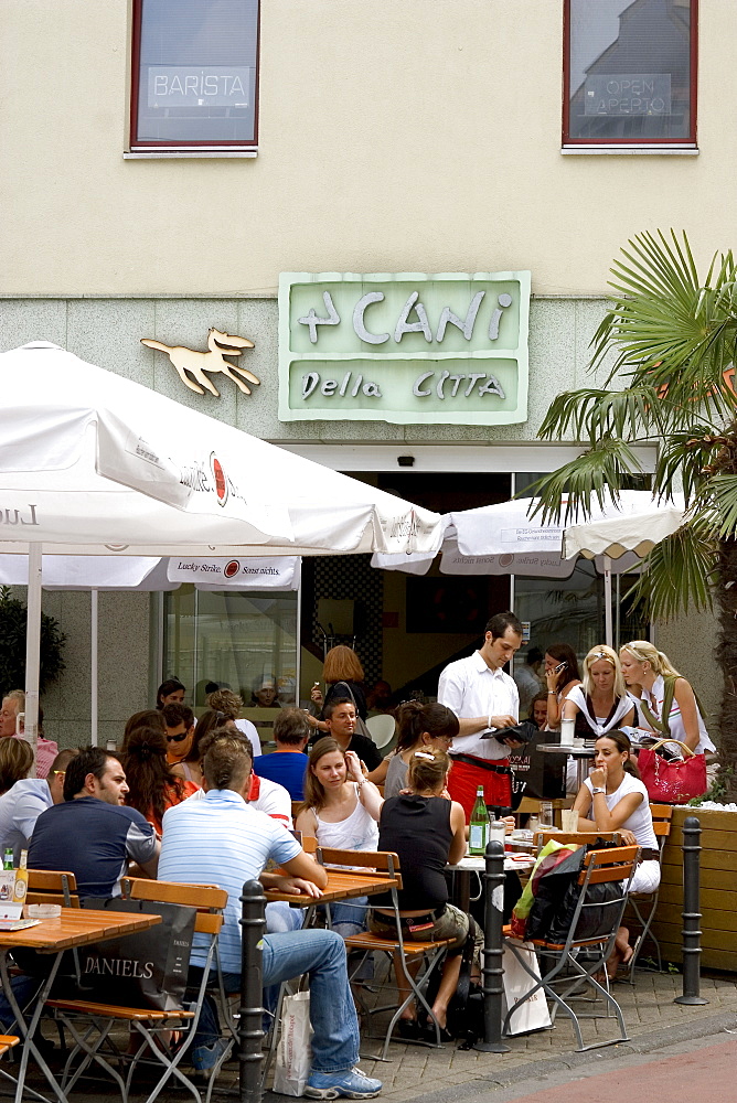 People sitting outside the popular 4 Cani Della Citta cafe on Benesis Strasse, Cologne, North Rhine Westphalia, Germany, Europe