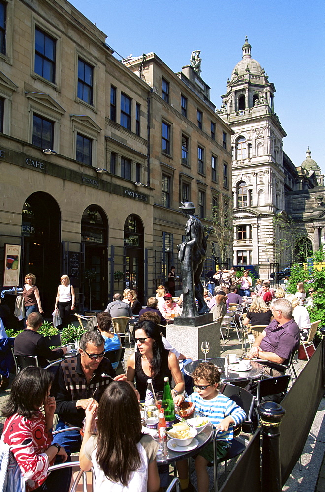 People sitting at an outdoor cafe in Glasgow city centre, Scotland, Europe