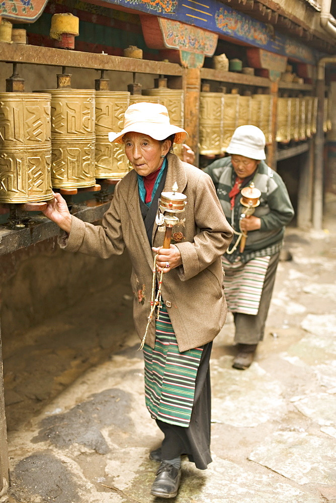 Women circuit the inner Jokhang temple, walking the circumambulation pathway (Nangkhor), Jokhang temple, Barkhor, Lhasa, Tibet, China, Asia