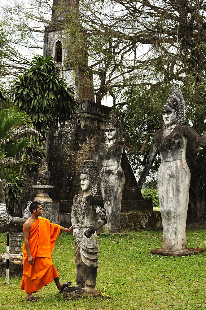 Monk and statues, Xieng Khuan (Buddha Park), Vientiane, Laos, Indochina, Southeast Asia, Asia