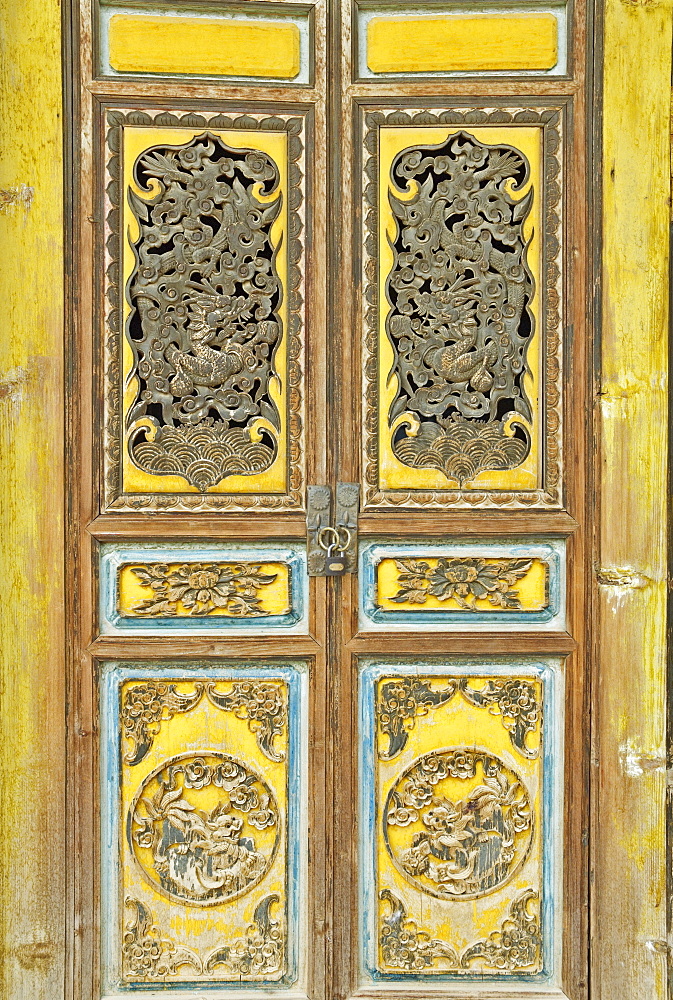 Door, Gedan Song Zanling Temple, Shangri-La (Zhongdian), Yunnan Province, China, Asia