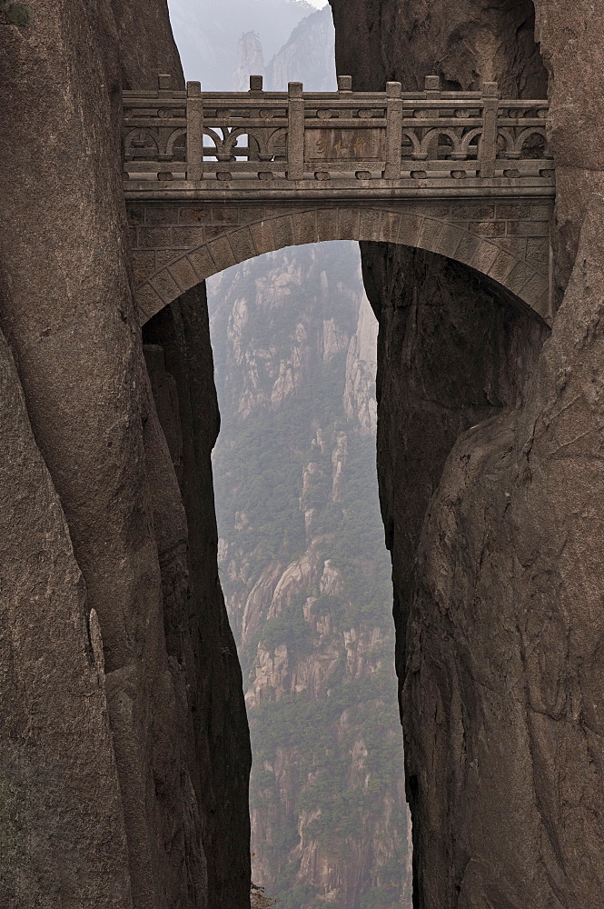 Walking Fairy Land Bridge, White Cloud Scenic Area, Mount Huangshan (Yellow Mountain), UNESCO World Heritage Site, Anhui Province, China, Asia