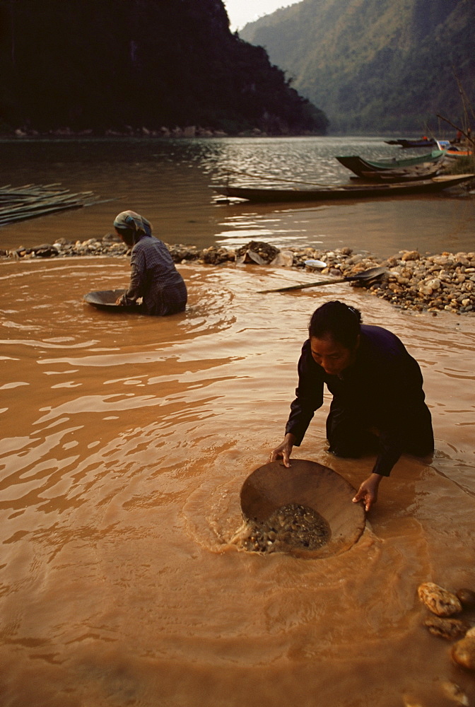 Gold panning, Nong Kiew, Laos, Indochina, Southeast Asia, Asia