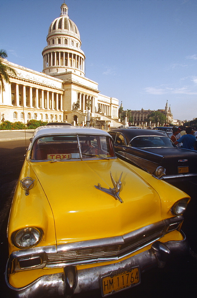 The Capitolio Nacional or National Capital modeled after the US Capitol Building in Washington DC and vintage American car, Central Habana, Havana, Cuba