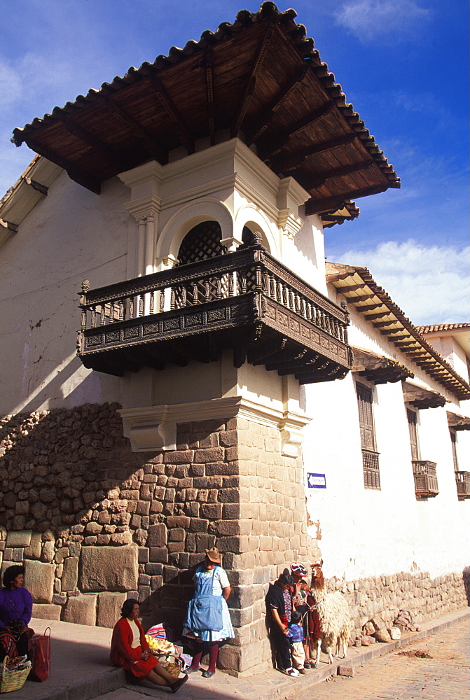 The Archbishop's Palace, now a museum of religous art, with its traditional balcony is a good example of Colonial architecture, Cuzco, Highlands, Peru