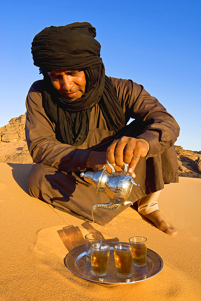 Tuareg serving tea, Erg Murzuq, Sahara Desert, Fezzan, Libya, North Africa, Africa