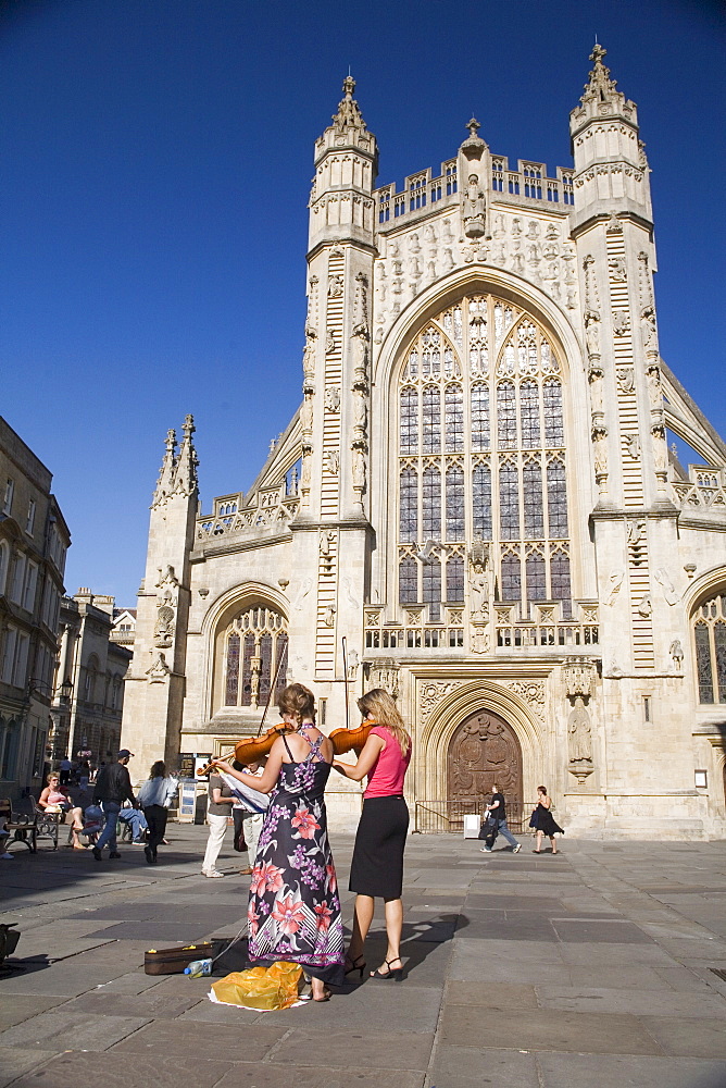 Buskers in front of Bath Abbey, Bath, Avon, England, United Kingdom, Europe