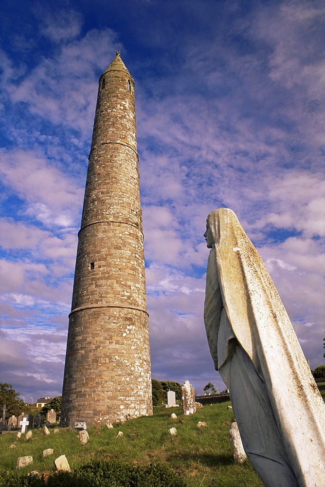 Statue of the Virgin, Round tower, 30m tall, of St. Declan's cathedral, dating from 12th century, Ardmore, County Waterford, Munster, Republic of Ireland (Eire), Europe