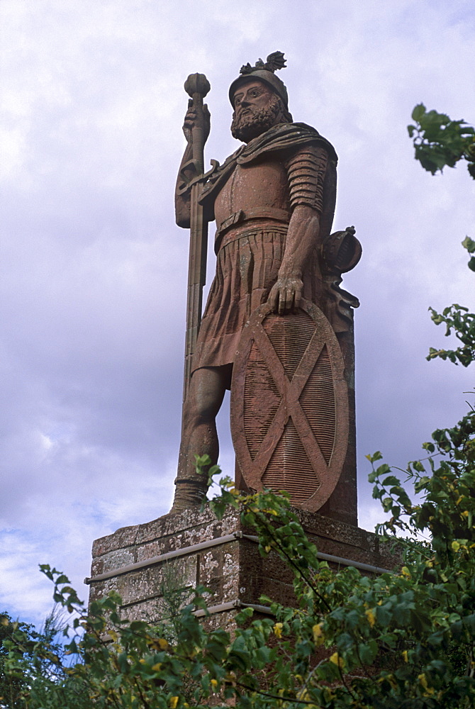 Statue of William Wallace, national hero who led Scottish resistance to Edward I, Hammer of the Scots, 13th century, Stirling, Stirlingshire, Scotland, United Kingdom, Europe