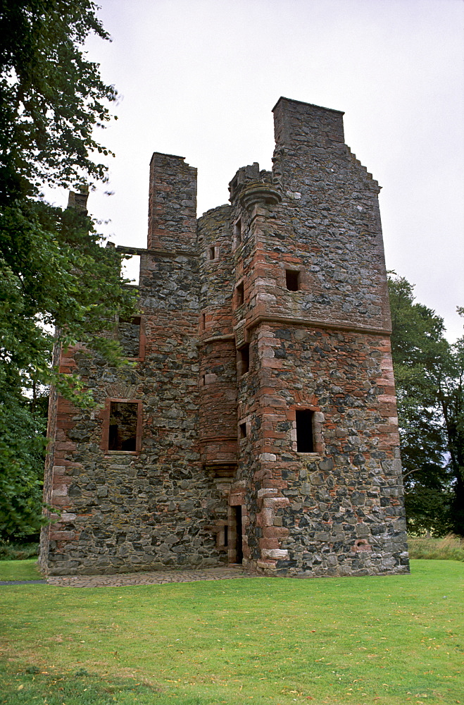 Greenknowe tower, 1581. fine example of tower house on a L plan, Gordon, Berwickshire, Scotland, United Kingdom, Europe