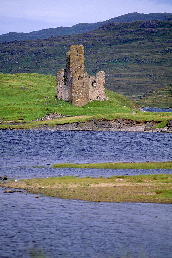 Ardwreck Castle, on the shores of Loch Assynt, Sutherland, Highland region, Scotland, United Kingdom, Europe