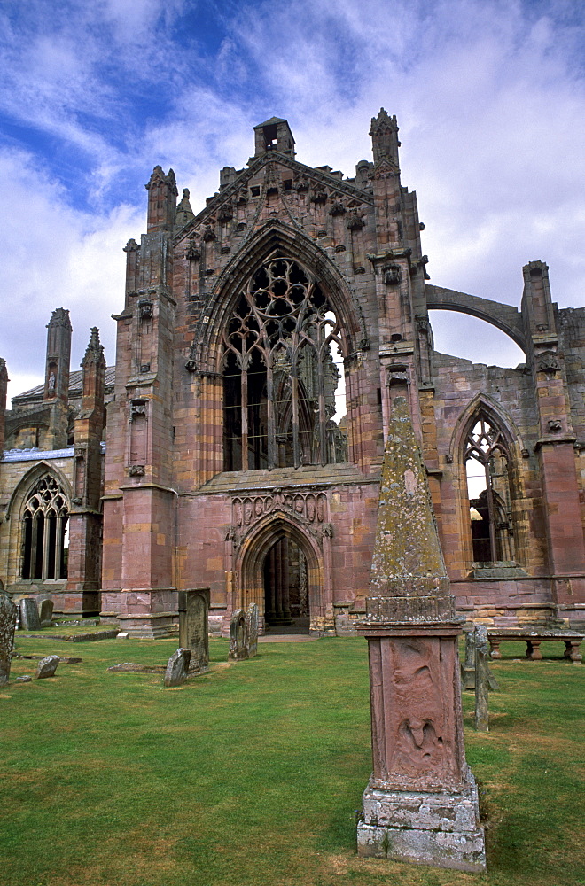 Melrose Abbey, first Cistercian settlement in Scotland, founded by David I in 1136, burial place of the heart of Robert the Bruce, Melrose, Scottish Borders, Scotland, United Kingdom, Europe