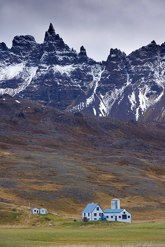 Farm and spectacular rocky spires, 1188 m, at Hals, in Oxnadalur valley, near Akureyri, north coast, Iceland, Polar Regions