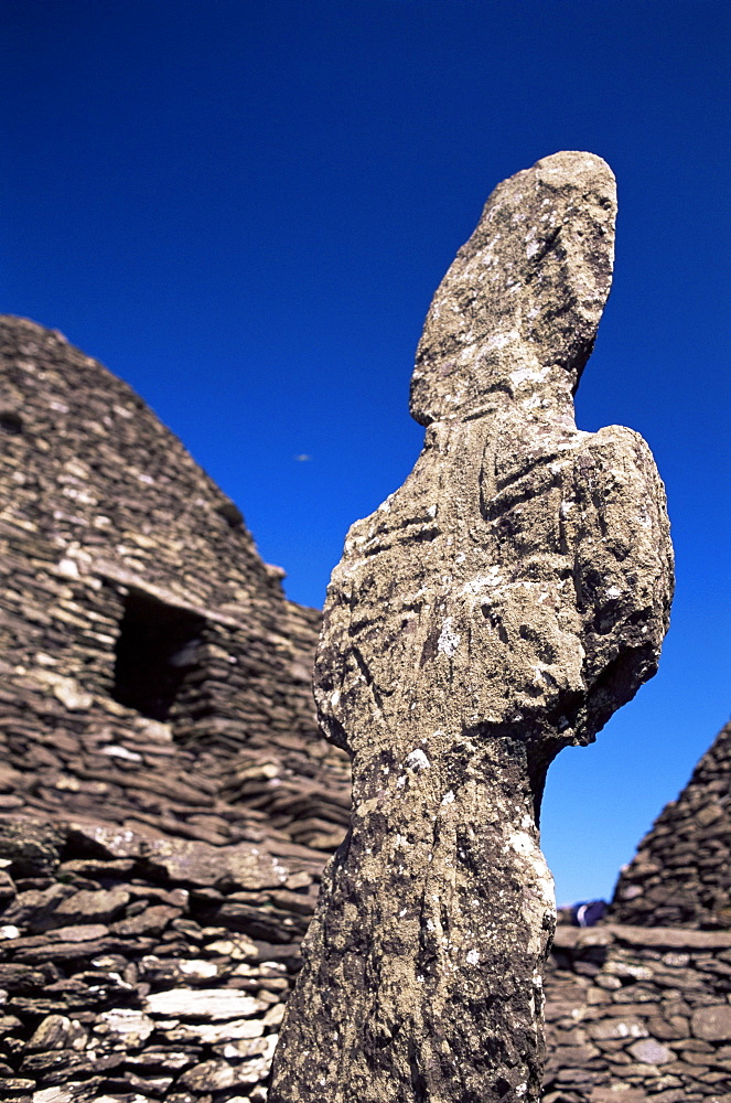 Early Christian cross and stone huts, Great Skellig monastery, dating from between the 6th and 12th centuries, Skellig Michael, UNESCO World Heritage Site, Kerry, Munster, Republic of Ireland (Eire), Europe