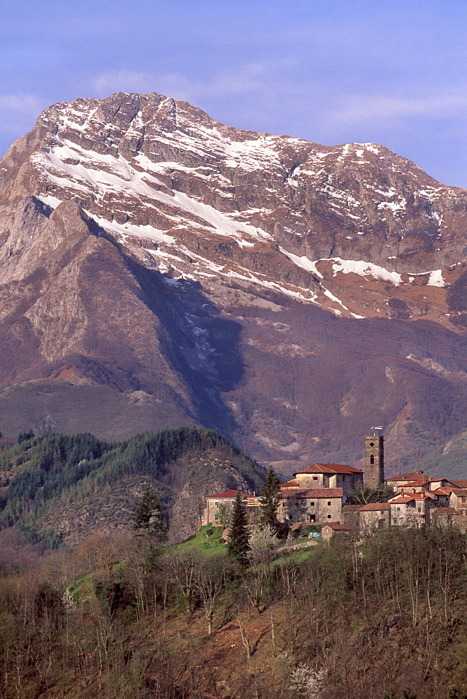 Niciano, near Piazza al Serchio, and Monte Pisanino, 1945m, Apuane Alps, Tuscany, Italy, Europe