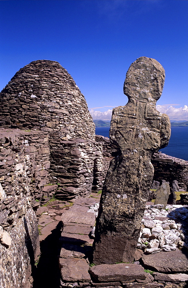 Early Christian Cross, Skellig monastery dating from between the 6th and 12th centuries, Skellig Micheal, UNESCO World Heritage Site, Great Skellig, Republic of Ireland, Europe