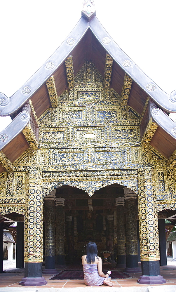 Thai woman praying in Buddhist temple, Chiang Mai, Thailand, Southeast Asia, Asia