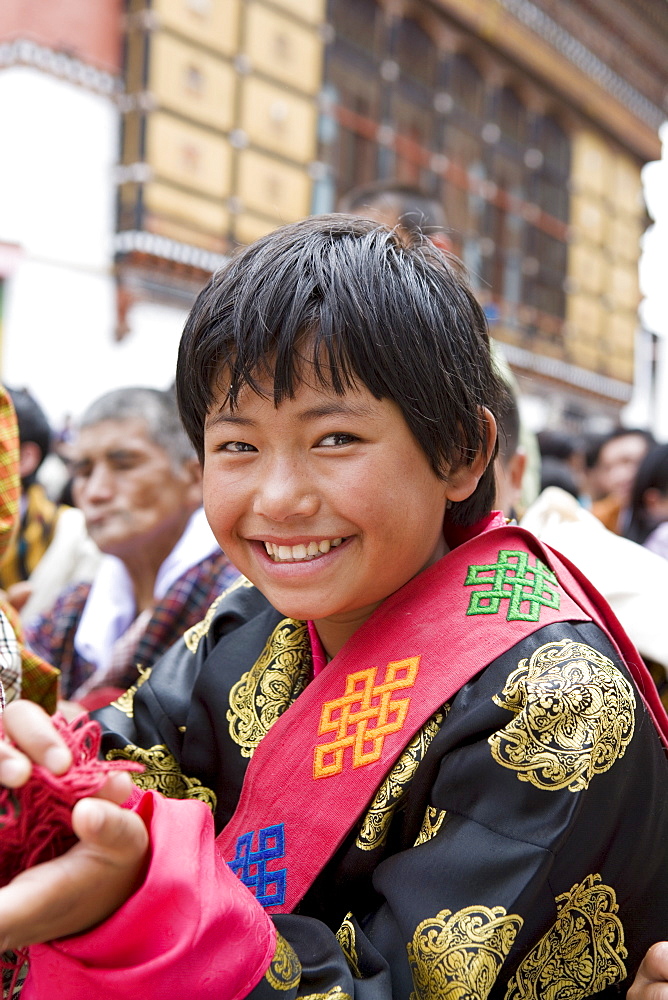 Pilgrim watching religious dances, Buddhist festival (Tsechu), Trashi Chhoe Dzong, Thimphu, Bhutan, Asia