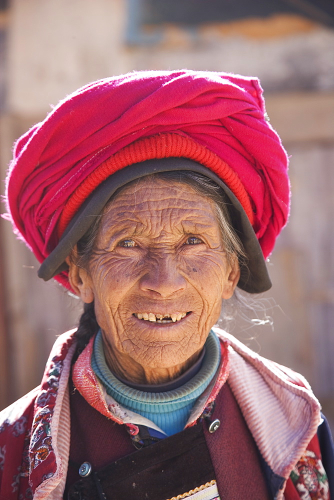 Woman of Naxi minority people, Shangri-La, formerly Zhongdian, Shangri-La region, Yunnan Province, China, Asia