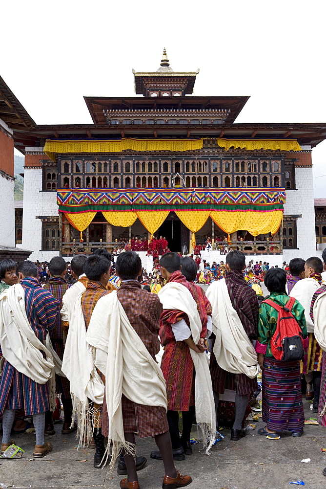 Bhutanese men in traditional dress, Buddhist festival (Tsechu), Trashi Chhoe Dzong, Thimphu, Bhutan, Asia