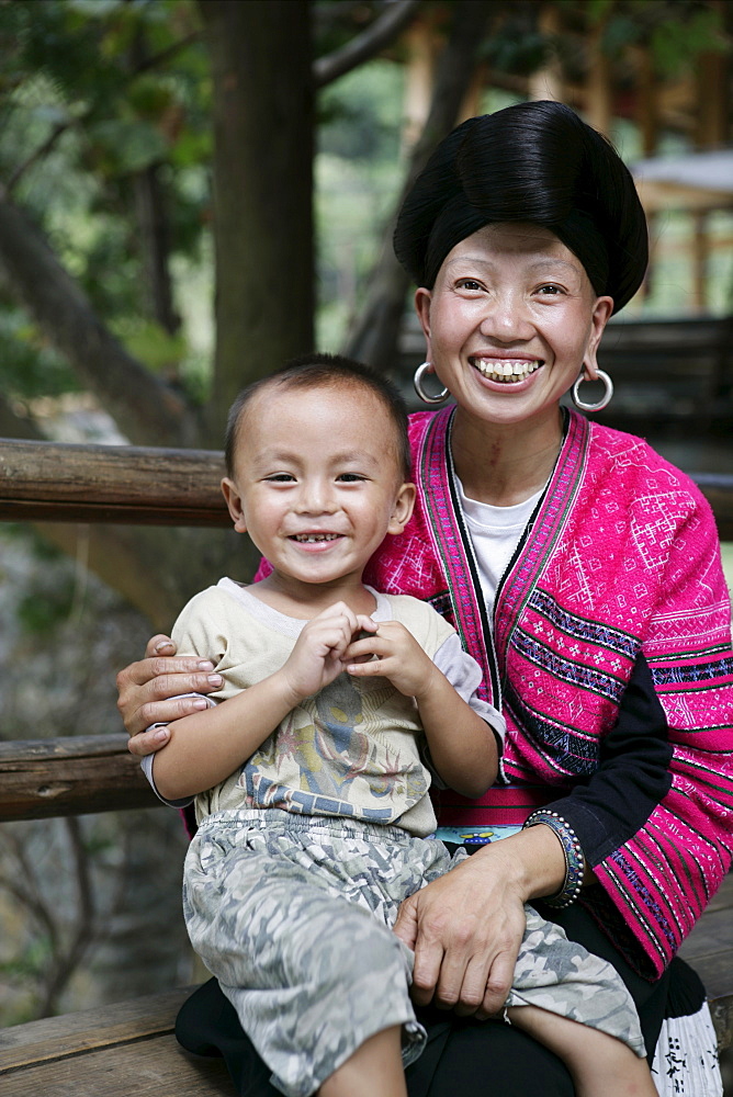 Woman and child of Yao minority (Long Hair) tribe, Longsheng terraced ricefields, Guilin, Guangxi Province, China, Asia